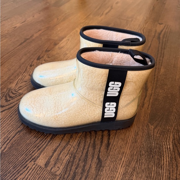 UGGS - Picture 4 of 7